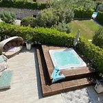 Luxury Adele Pool & Privat Whirlpool Отель *