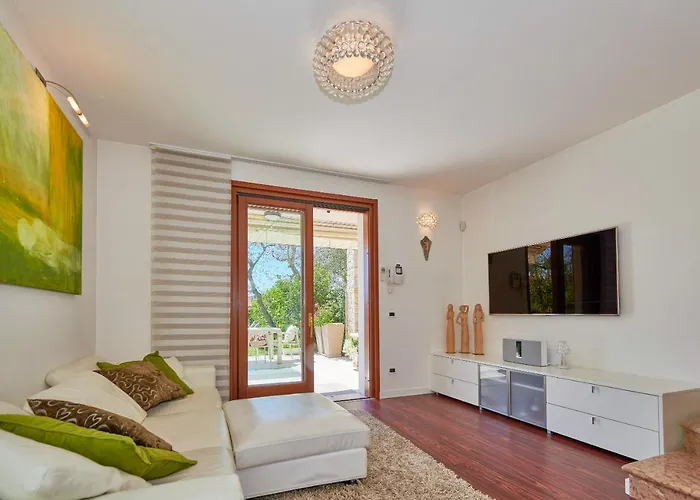 מלון Luxury Adele Pool & Privat Whirlpool *